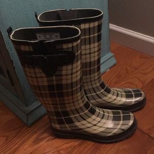 Rubber rain boots